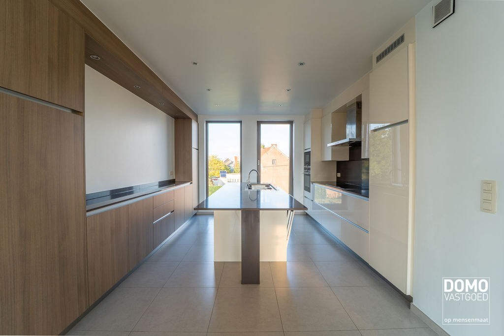 LUXE PENTHOUSE APPARTEMENT MET 2 TERASSEN, LIFT EN ONDERGRONDSE AUTOSTANDPLAATS IN HASSELT. 