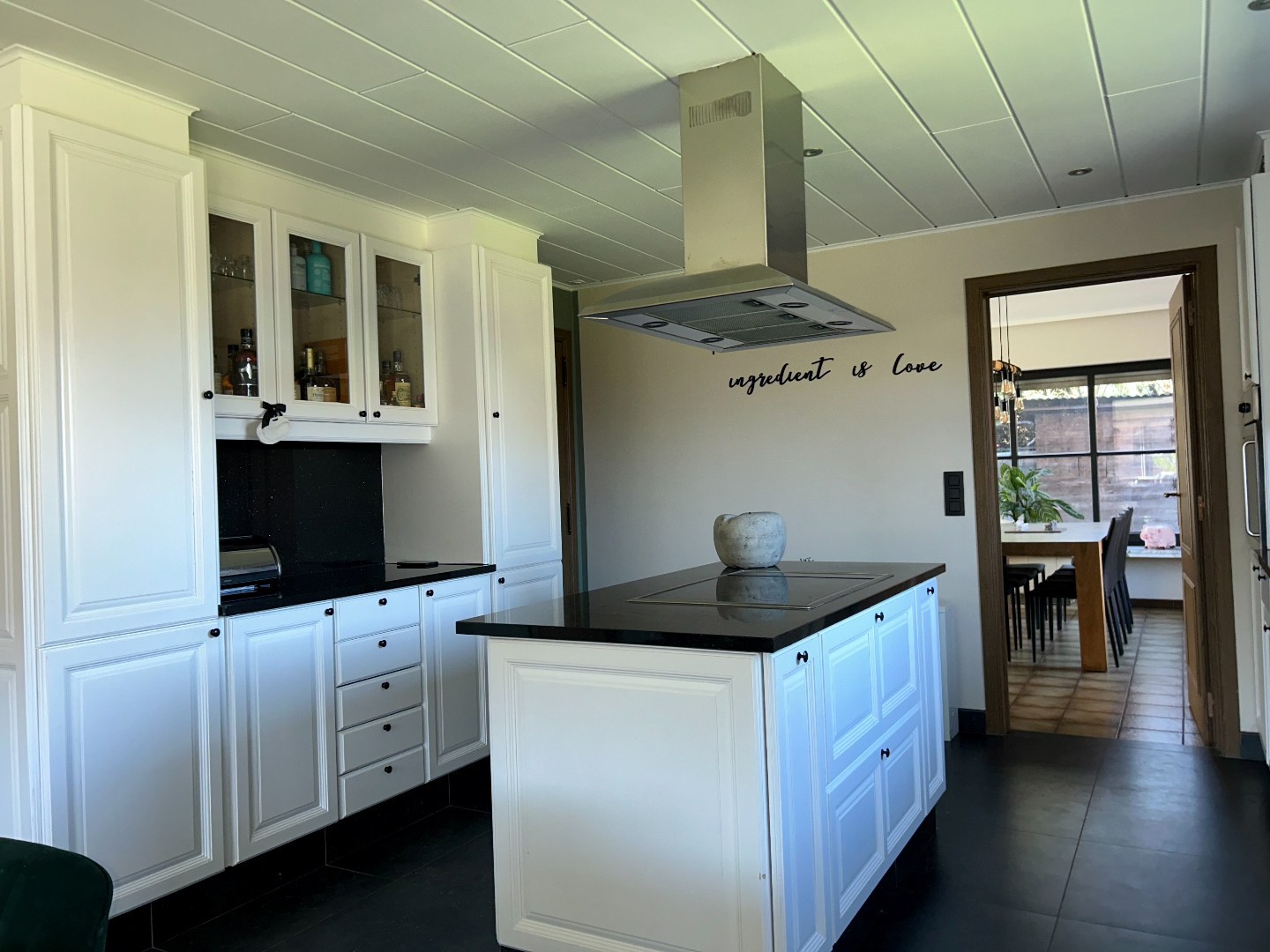 Instapklare woning met 3 slaapkamers, garage en tuin op 496m² 