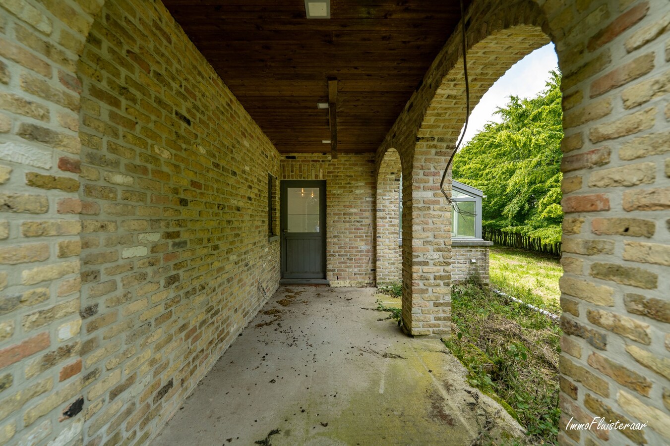Hoogwaardige ruwbouwvilla met bijgebouw en weide 