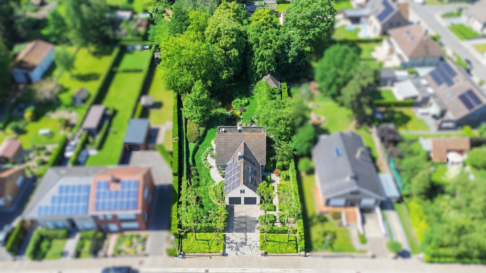 Ruime villa met prachtige tuin en hoogwaardige afwerking, perceel van 1891 m², rustig gelegen te Torhout 
