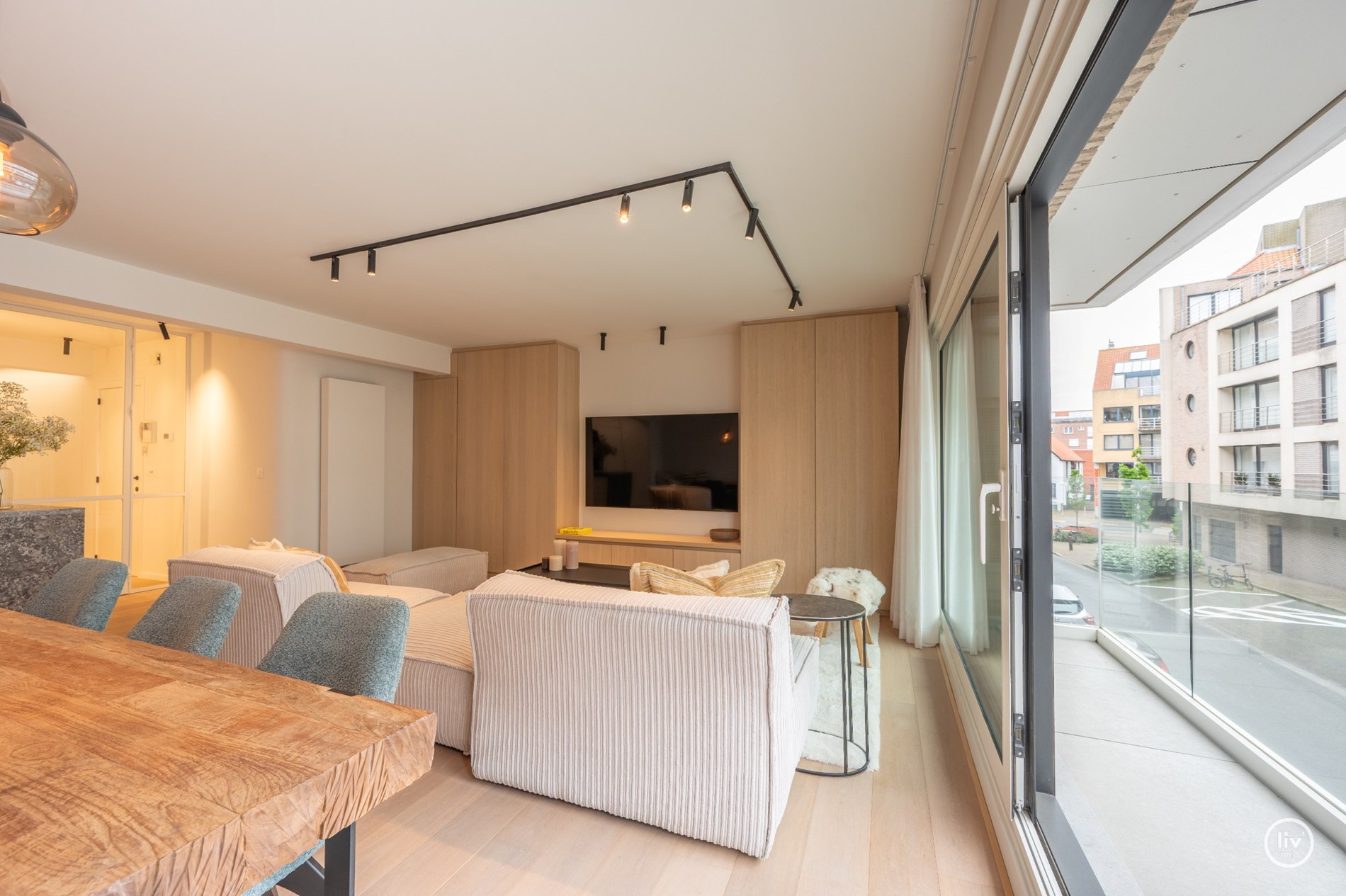 Prachtig ruim 2 slaapkamerappartement met mooie gevelbreedte en groot zonneterras op een topligging vlakbij de Dumortierlaan te Knokke. Garage mogelijk in het gebouw. 