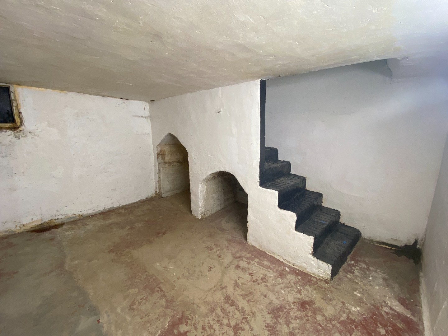 Volledig gerenoveerde centrumwoning in het hartje van Sint-Lodewijk op 442 m²! 