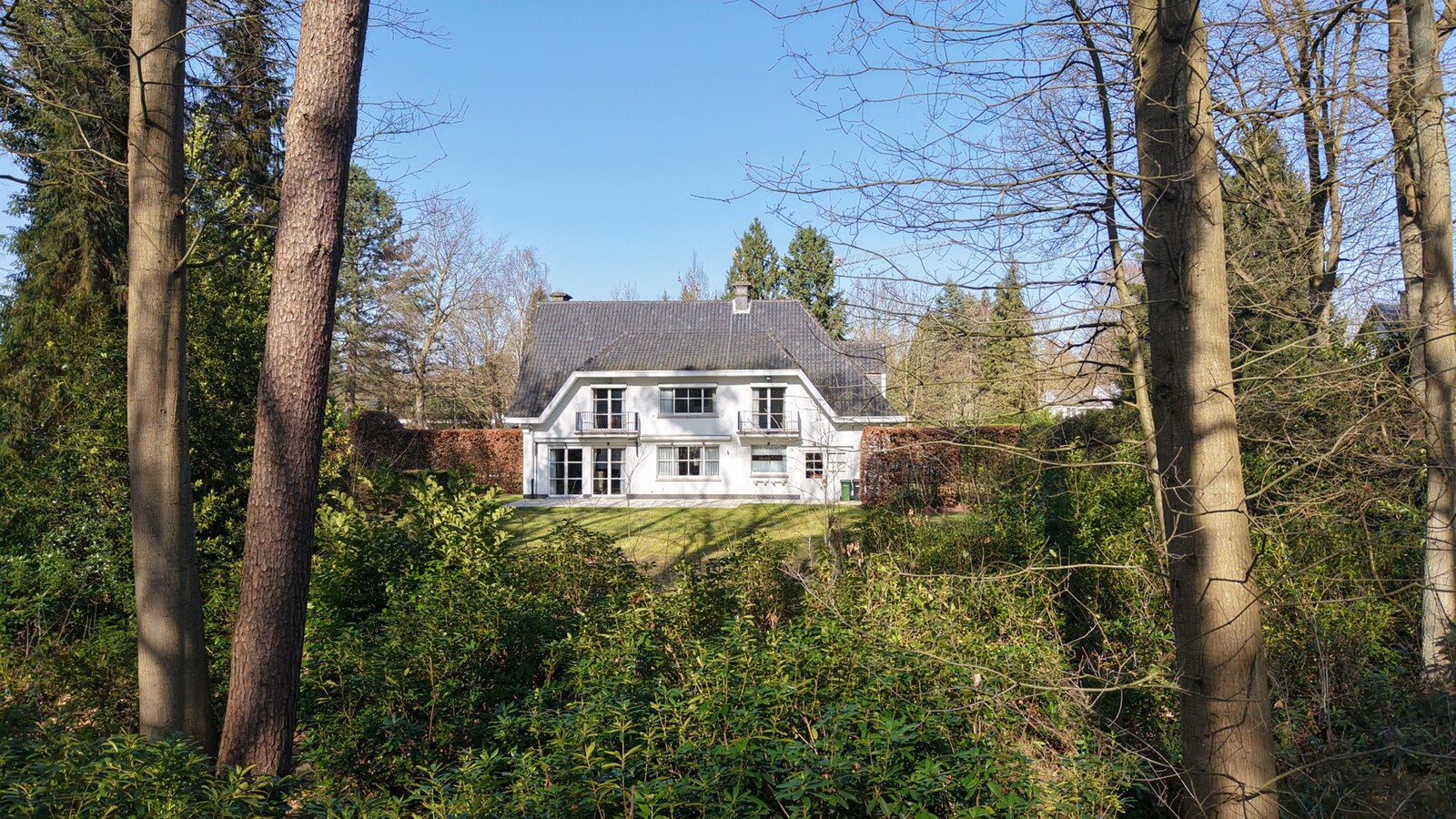 Klassieke villa op een perceel van 3.890 m² met een straatbreedte van 40 meter en Zuid-Oriëntatie te Schilde 