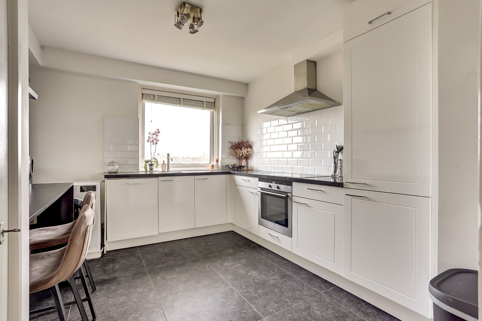 4-kamer appartement op de 6e verdieping met keurige keuken en badkamer, 2 balkons, berging in de onderbouw en gelegen op eigen grond! 