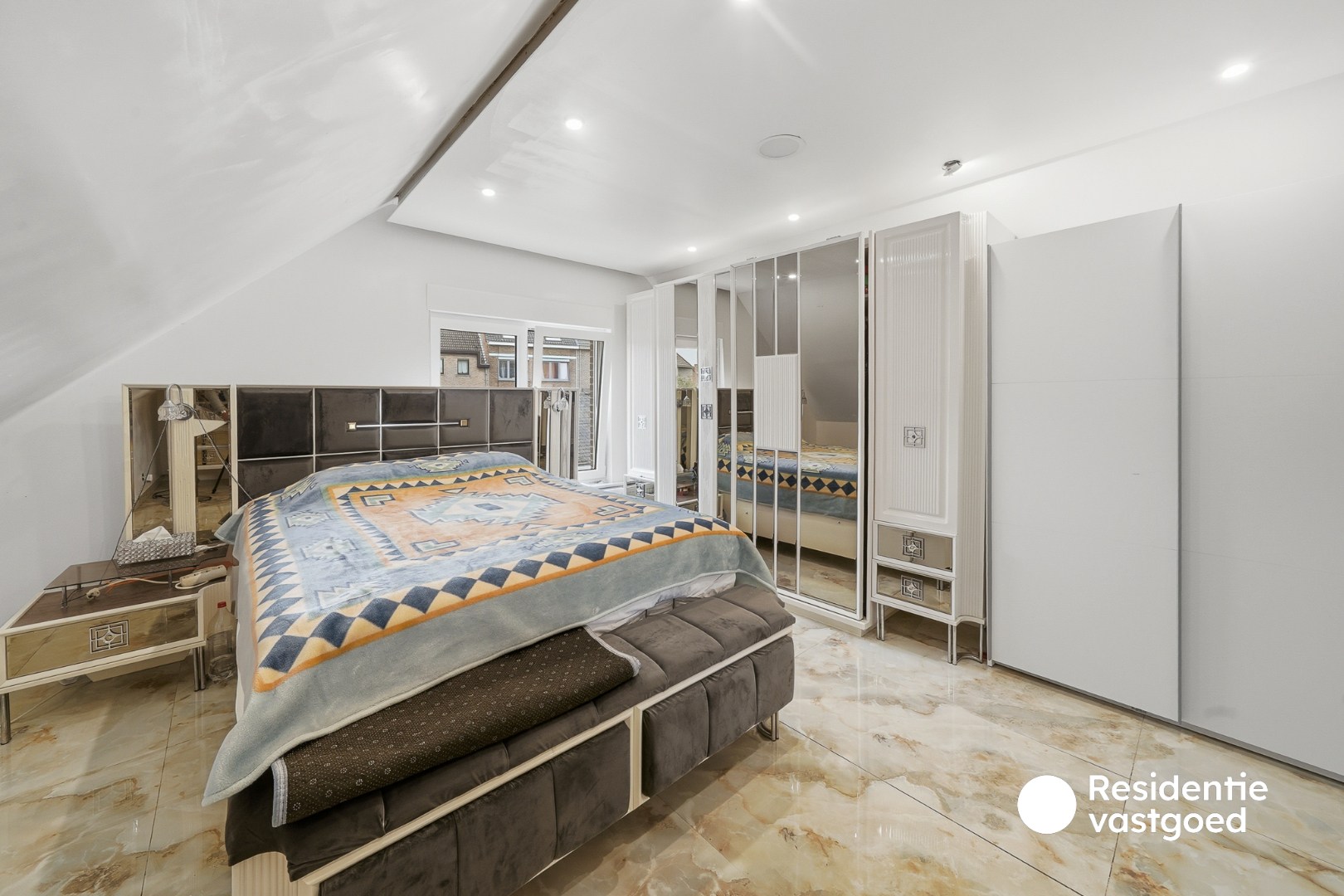 Halfopen woning met tuin en garage te koop 