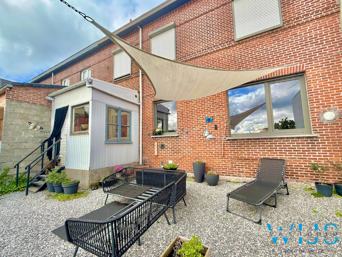 Zeer ruim en stevig woonhuis te Rieme ! 