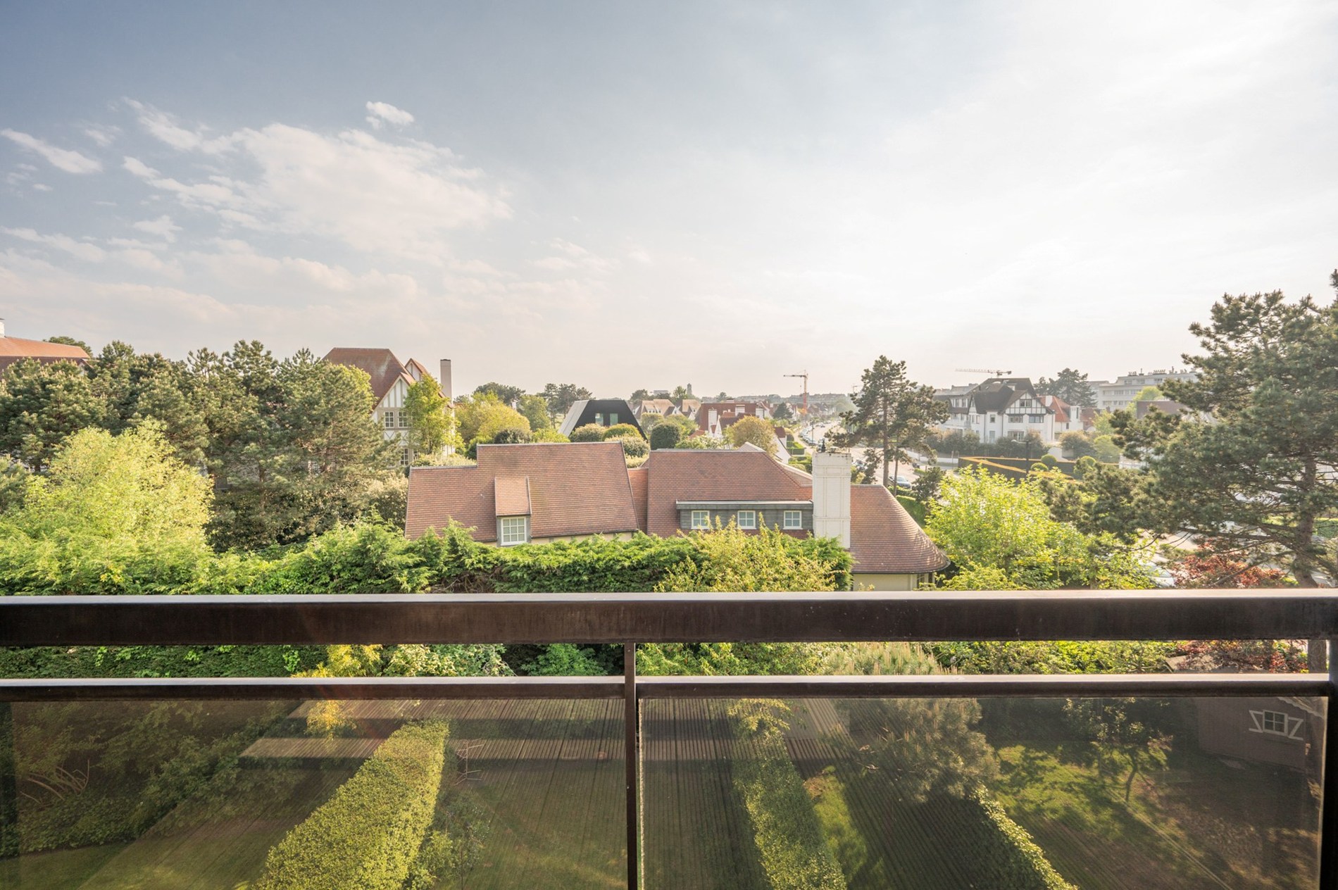 Klassevol appartement gelegen in een charmante villaresidentie in het Zoute. 