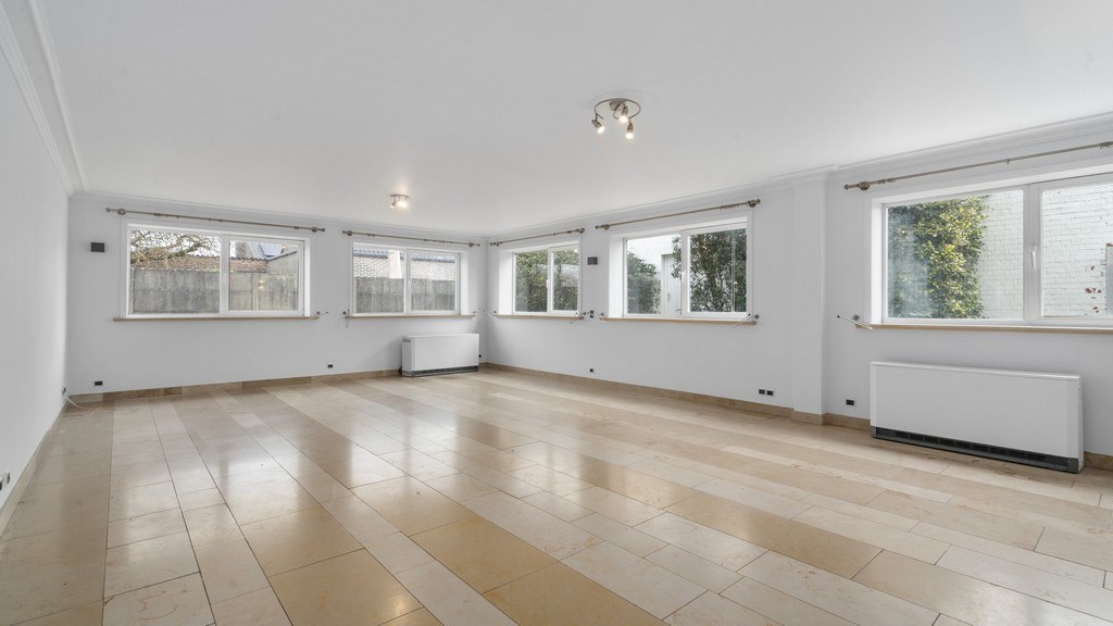 Bedrijfspand met optioneel woonst te huur in Dikkelvenne