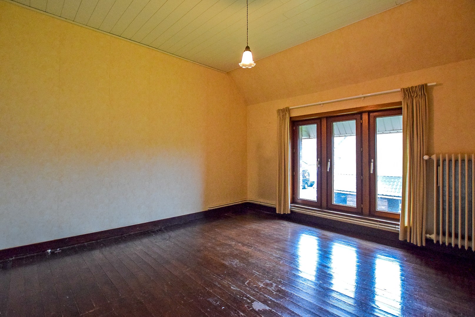 Te renoveren alleenstaande woning met 3 slaapkamers. 