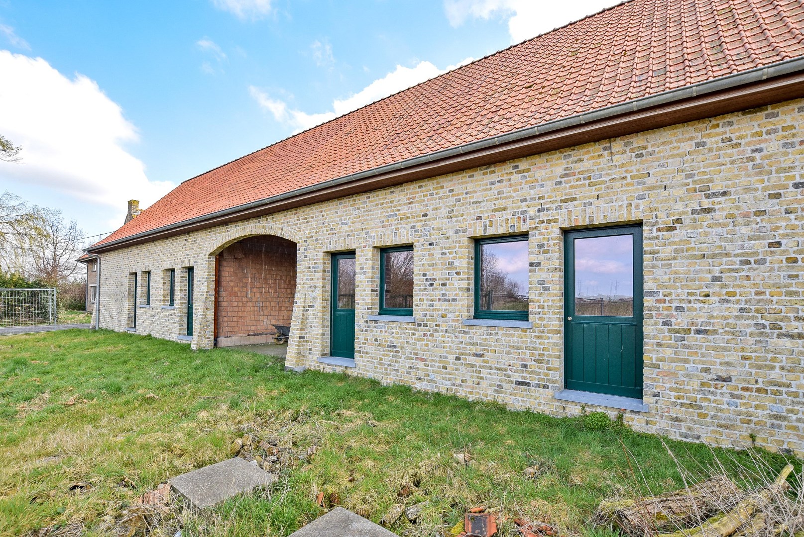 Uniek gelegen landhuis op 4334 m² gelegen te Diksmuide. 