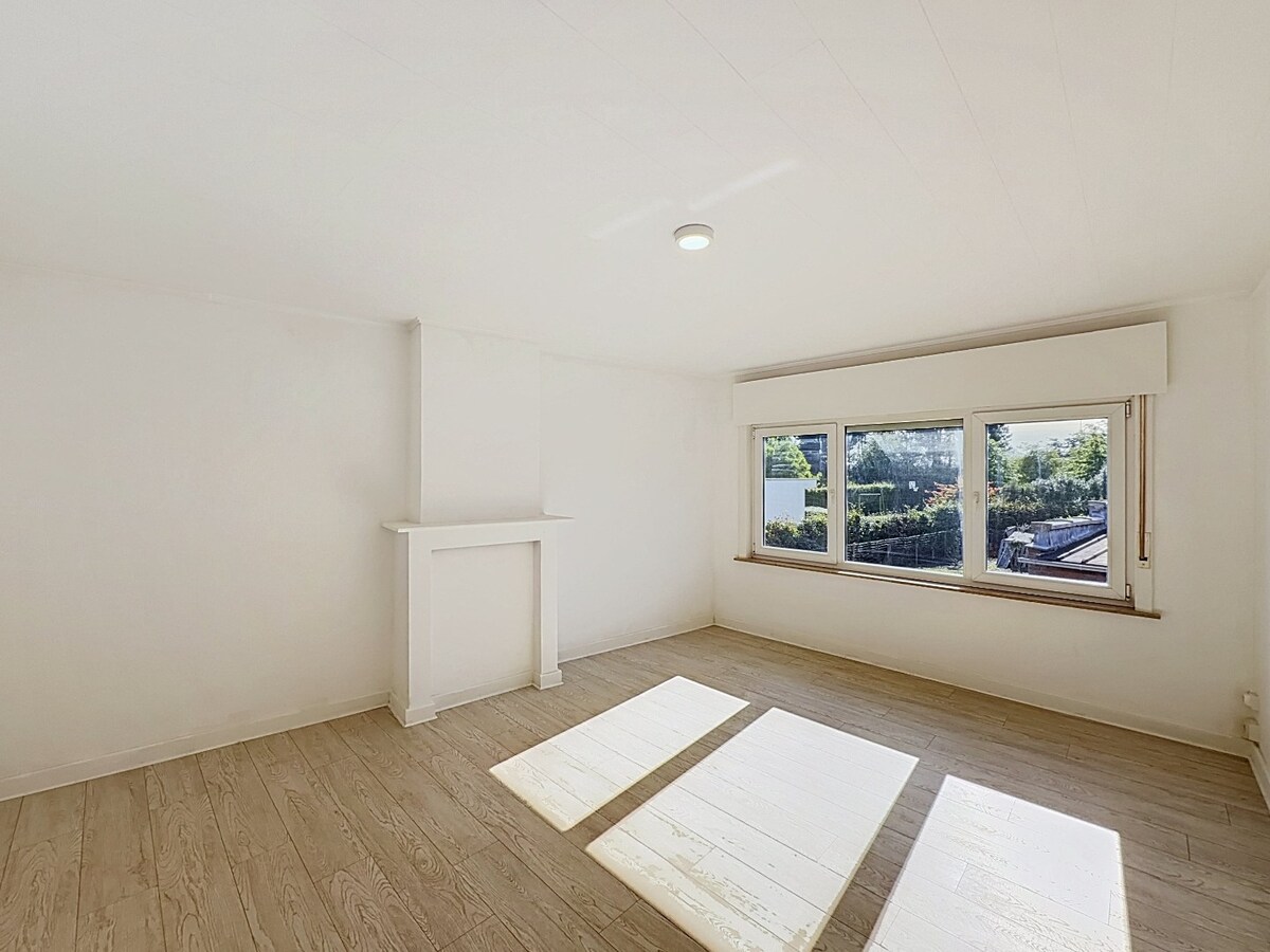 Ruime woning met 4 slaapkamers, garage en tuin op wandelafstand van centrum Sleidinge! 