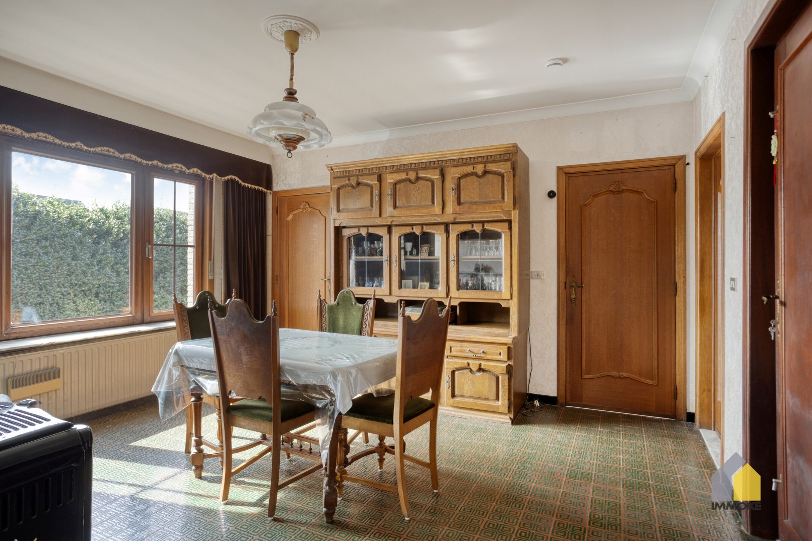 Te renoveren, statige woning op mooi perceel van 23 a 90 ca. 