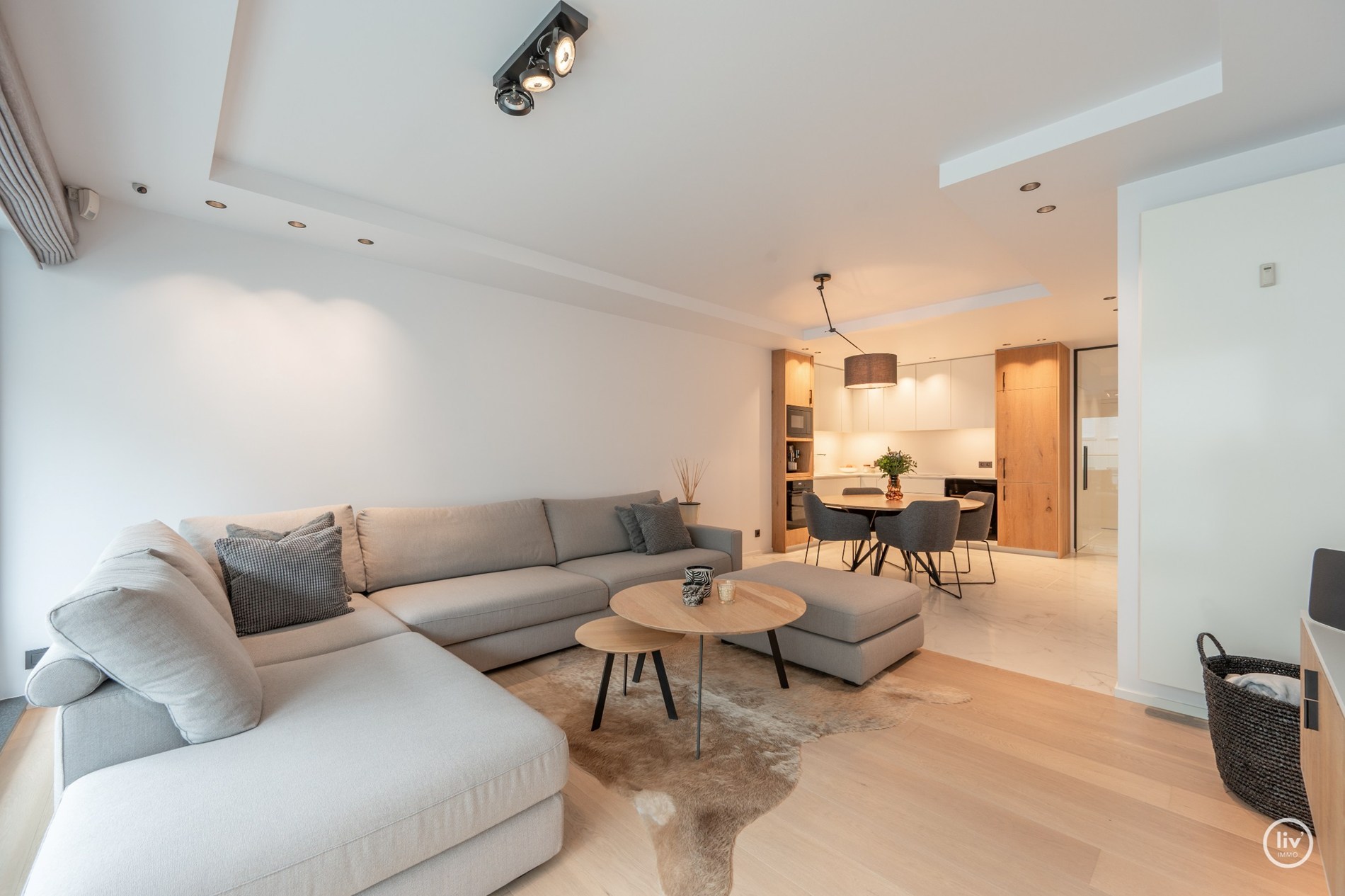 Prachtig gerenoveerd appartement met mooi zonneterras gelegen op de Kustlaan te Knokke. 