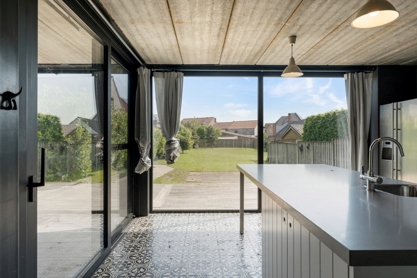 Recente, halfvrijstaande gezinswoning in een moderne bouwstijl op een perceel van 11a06ca! 