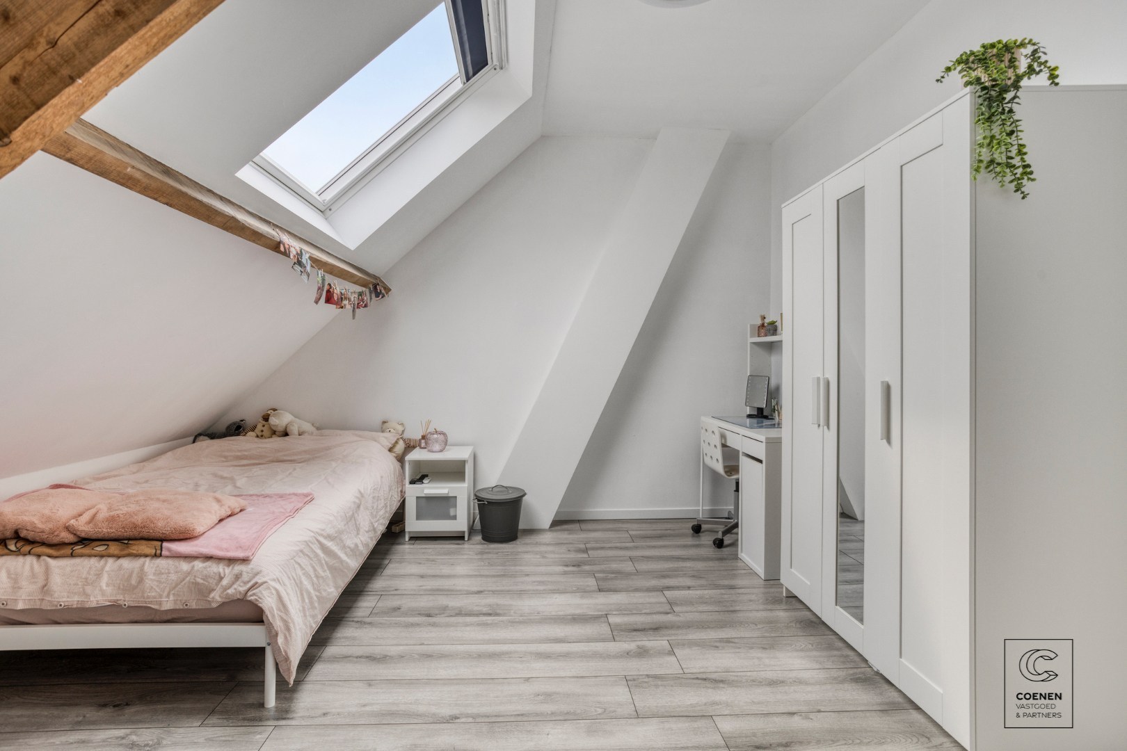 Zeer ruime en instapklare woning van 181 m², 4 slpk's en zeer leuke, zonnige tuin met prachtig uitzicht! 