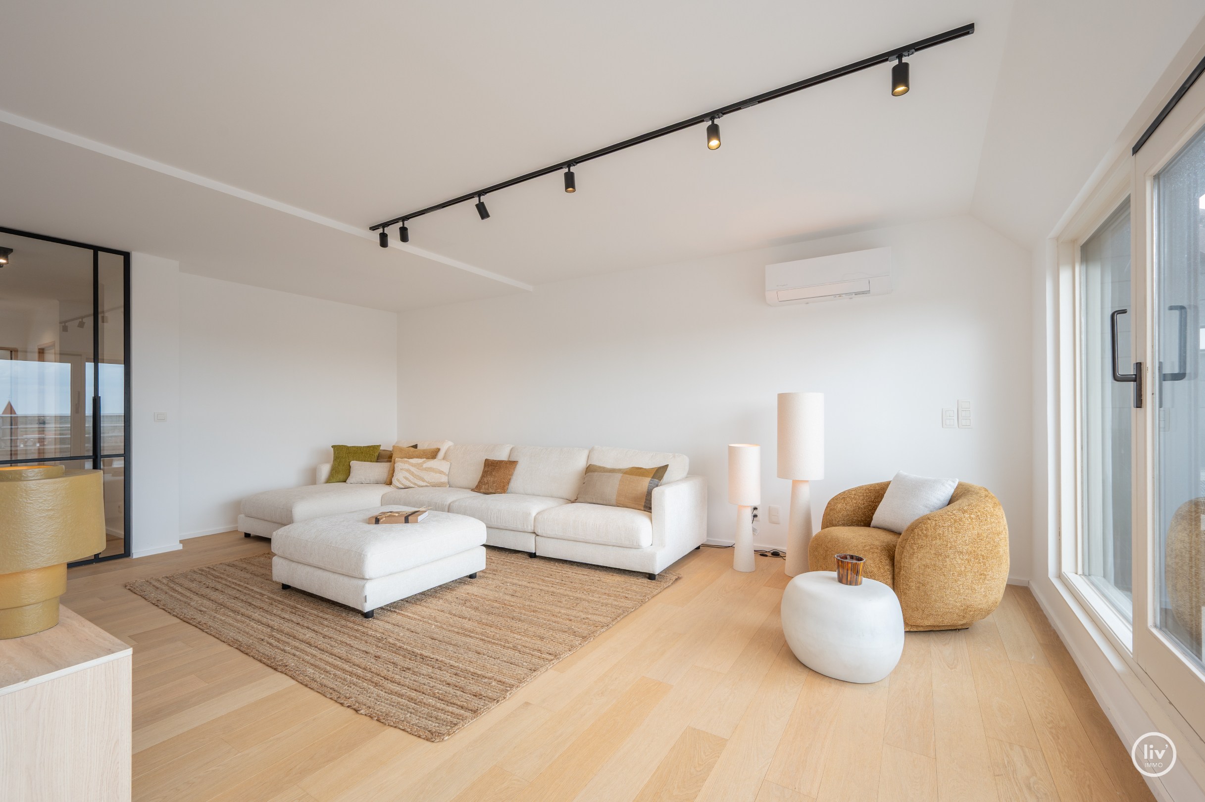 Magnifique appartement en duplex avec une largeur exceptionnelle de façade de 18 mètres et une terrasse généreuse orientée au sud offrant une vue dégagée sur l'arrière-pays de Knokke, à seulement 100 