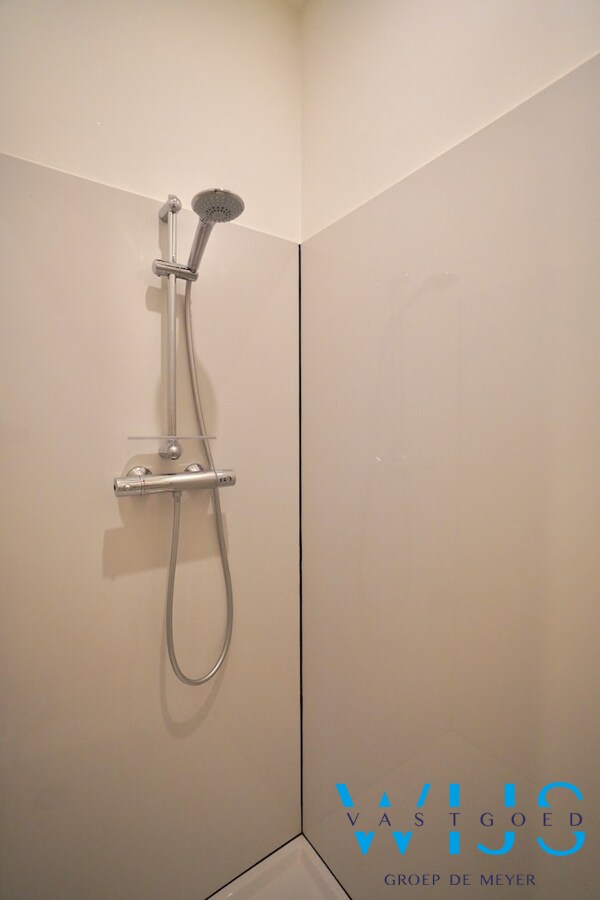 Gelijkvloers appartement met tuin en garage te OOSTEEKLO ! 