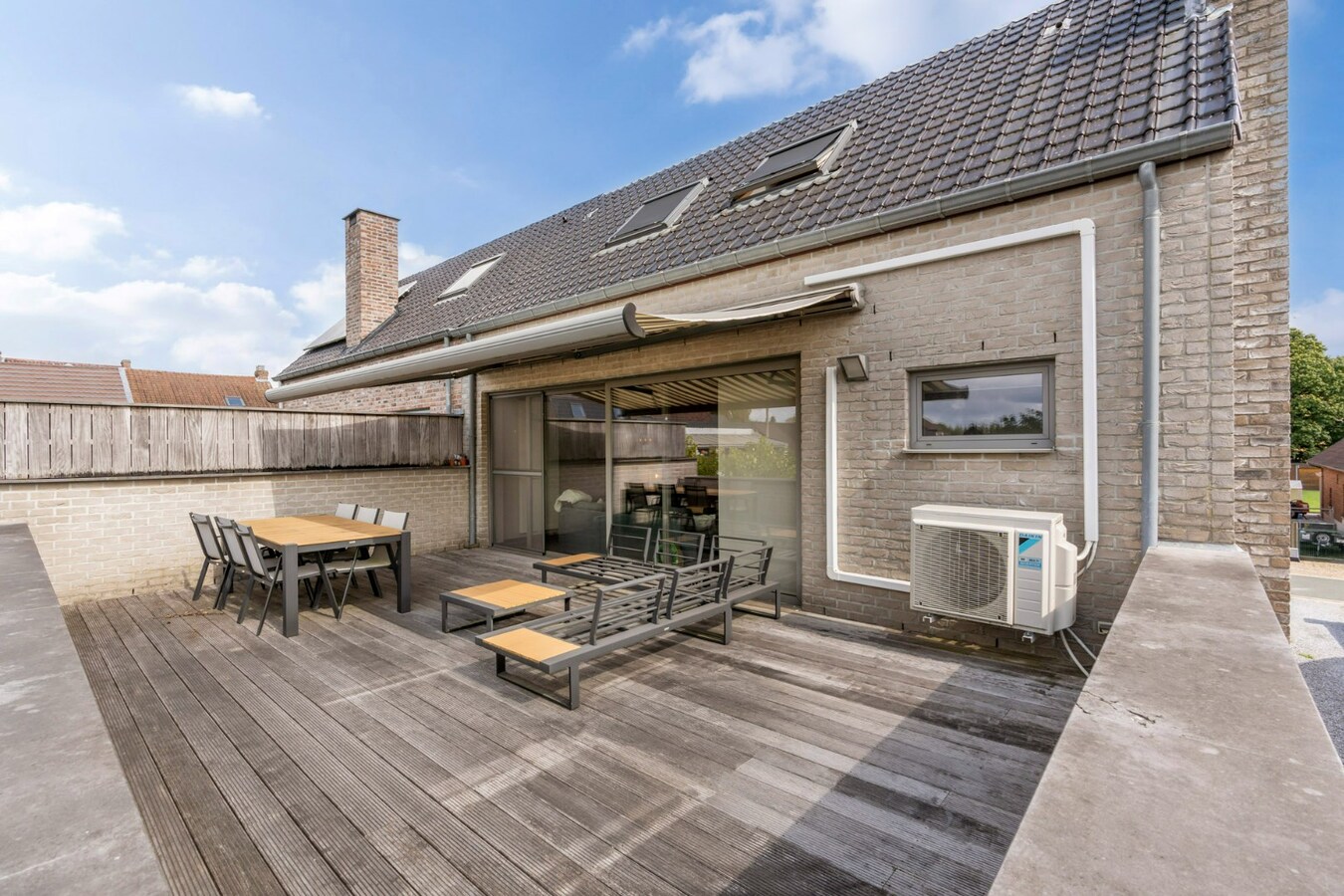 Luxe duplex appartement met 3 slaapkamers, bouwjaar 2008, 170m² bewoonbare oppervlakte. 