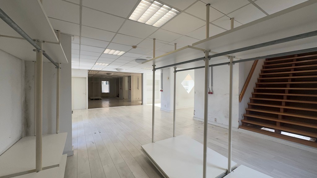 Commercieel gelegen handelspand te koop in Deinze (Astene)