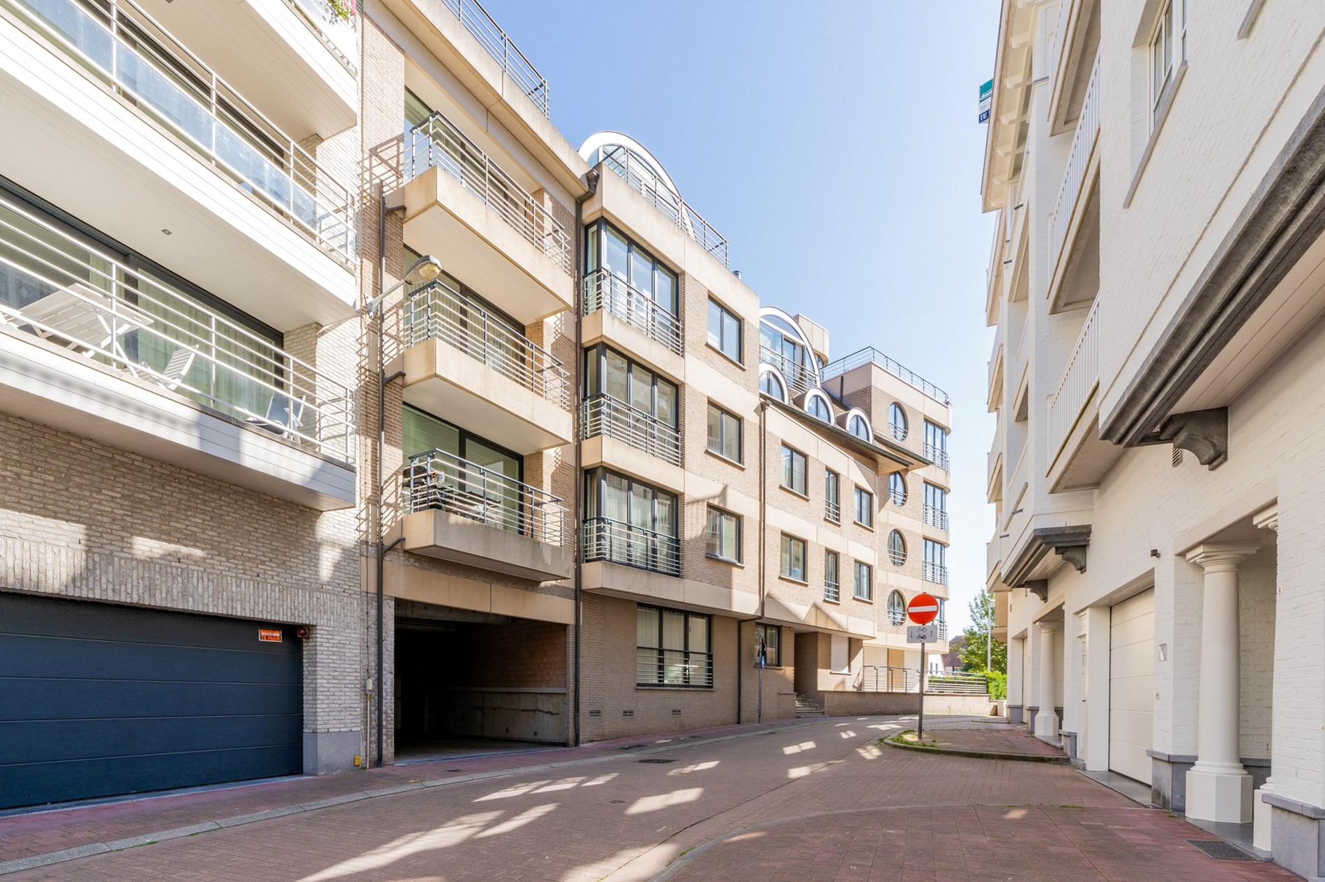Prachtig gerenoveerd 1 slaapkamer appartement centraal gelegen in een rustige zijstraat van de Zoutelaan te Knokke. 