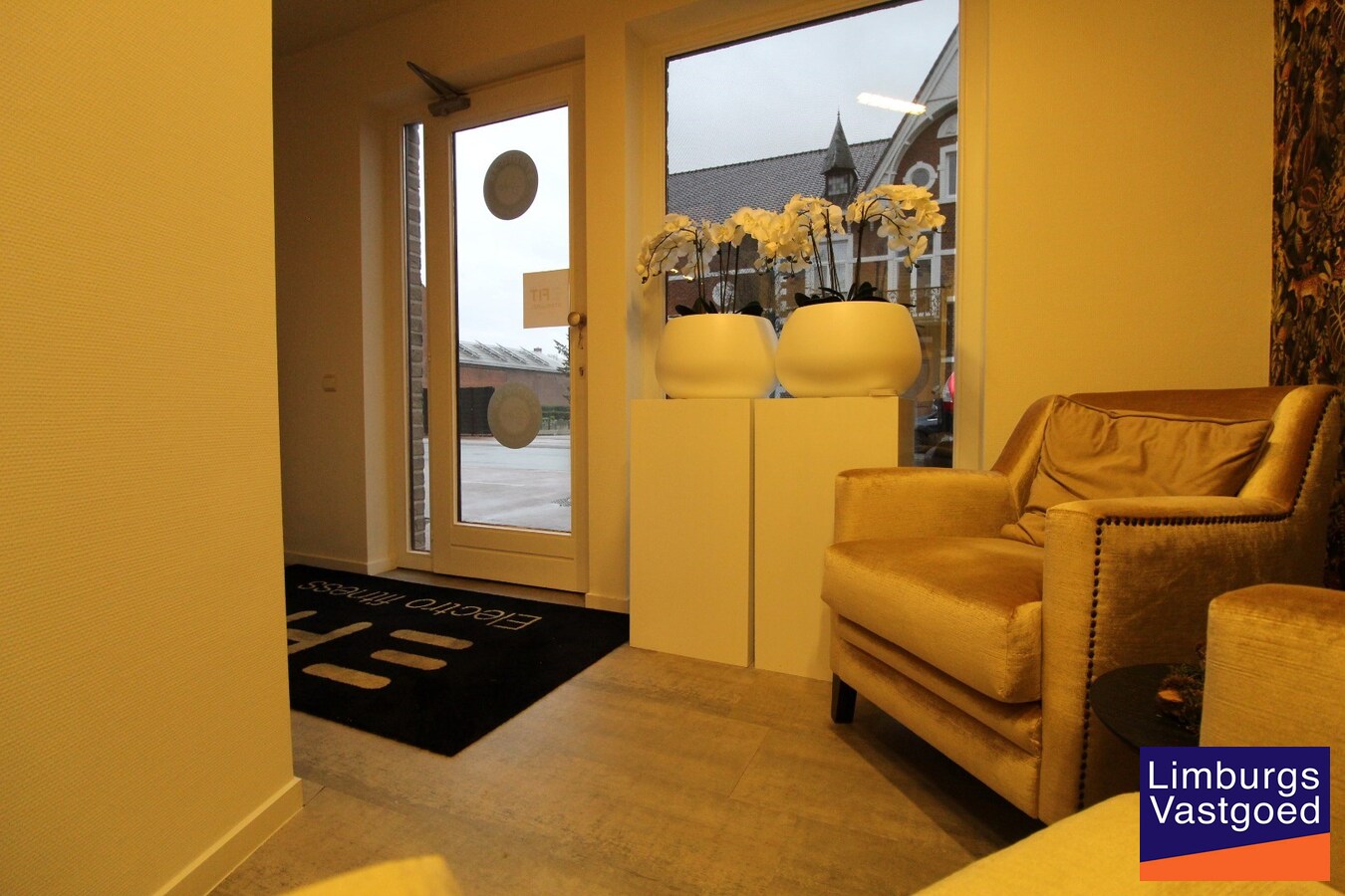 Handels/praktijkruimte, 110m², kelder met drijfkracht, parking 