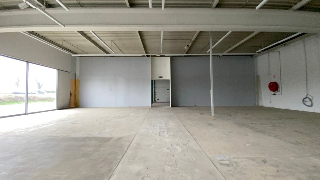 Baanwinkel te huur in de Puitvoetstraat in Sint-Niklaas