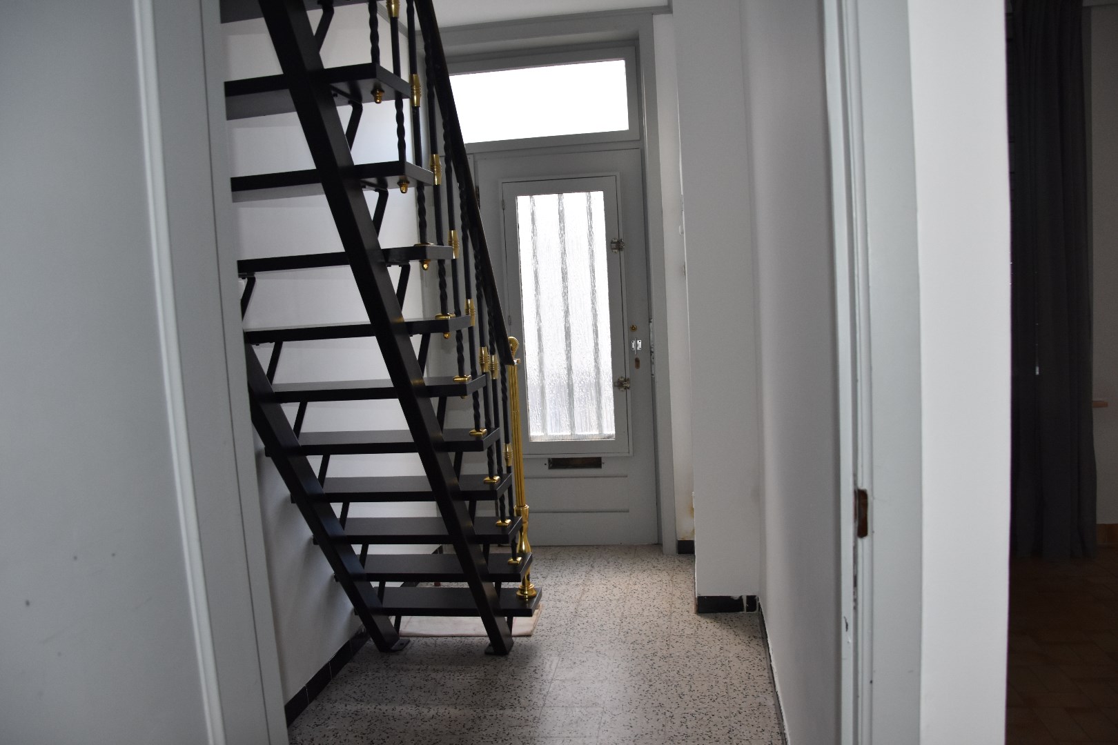 Opgefriste rijwoning met stadskoertje 