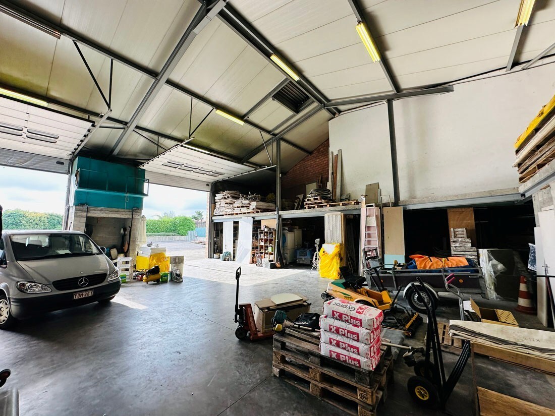 Ruim magazijn met kantoren met veel potentieel te Kuringen 