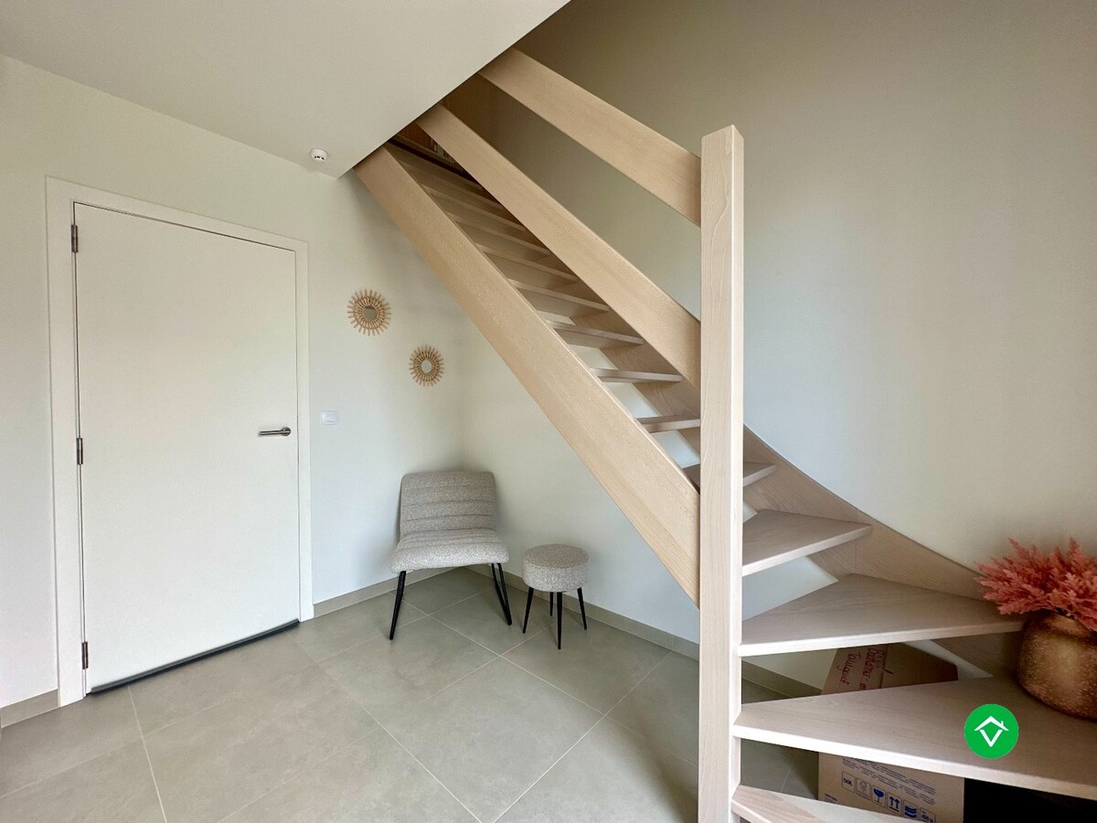 Instapklare halfopen nieuwbouwwoning te huur in Eernegem 