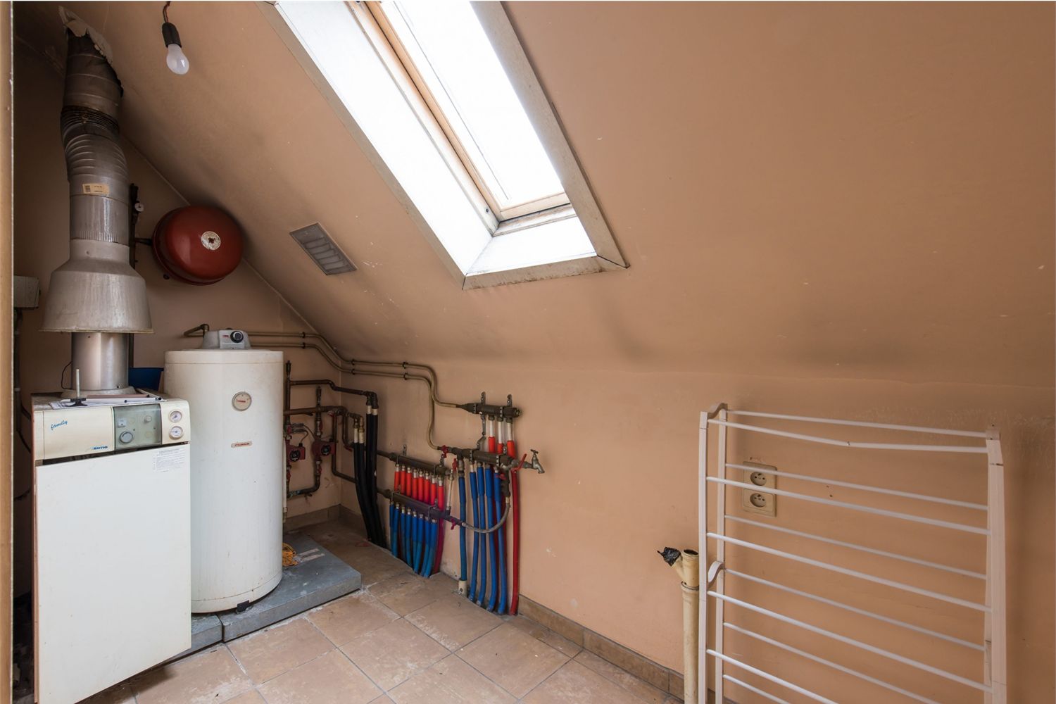 Handelspand met ruime woonst op toplocatie 