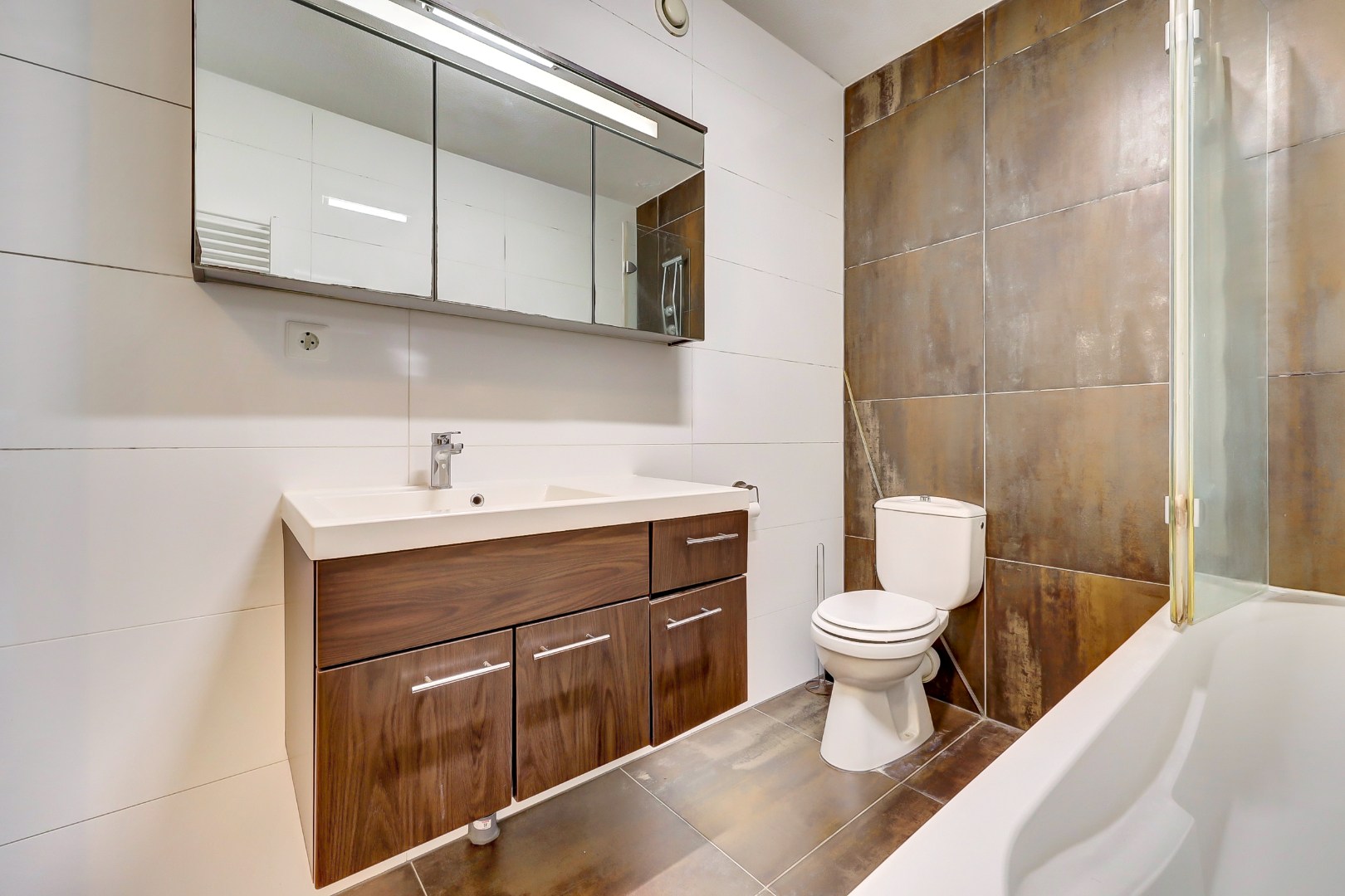 In de jonge woonwijk Nesselande in deelplan Haag en Park gelegen 5 kamer tussenwoning met houten berging en parkeerplaats op 131 m² eigen grond. 