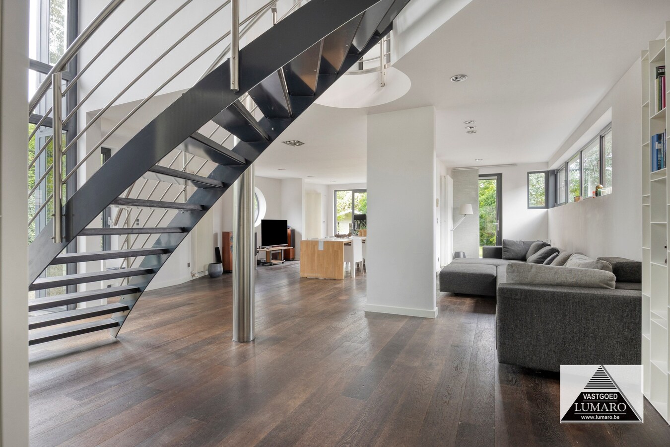 Villa onder moderne architectuur, residentiële bosomgeving. 3 slaapkamers, hobbyruimten 