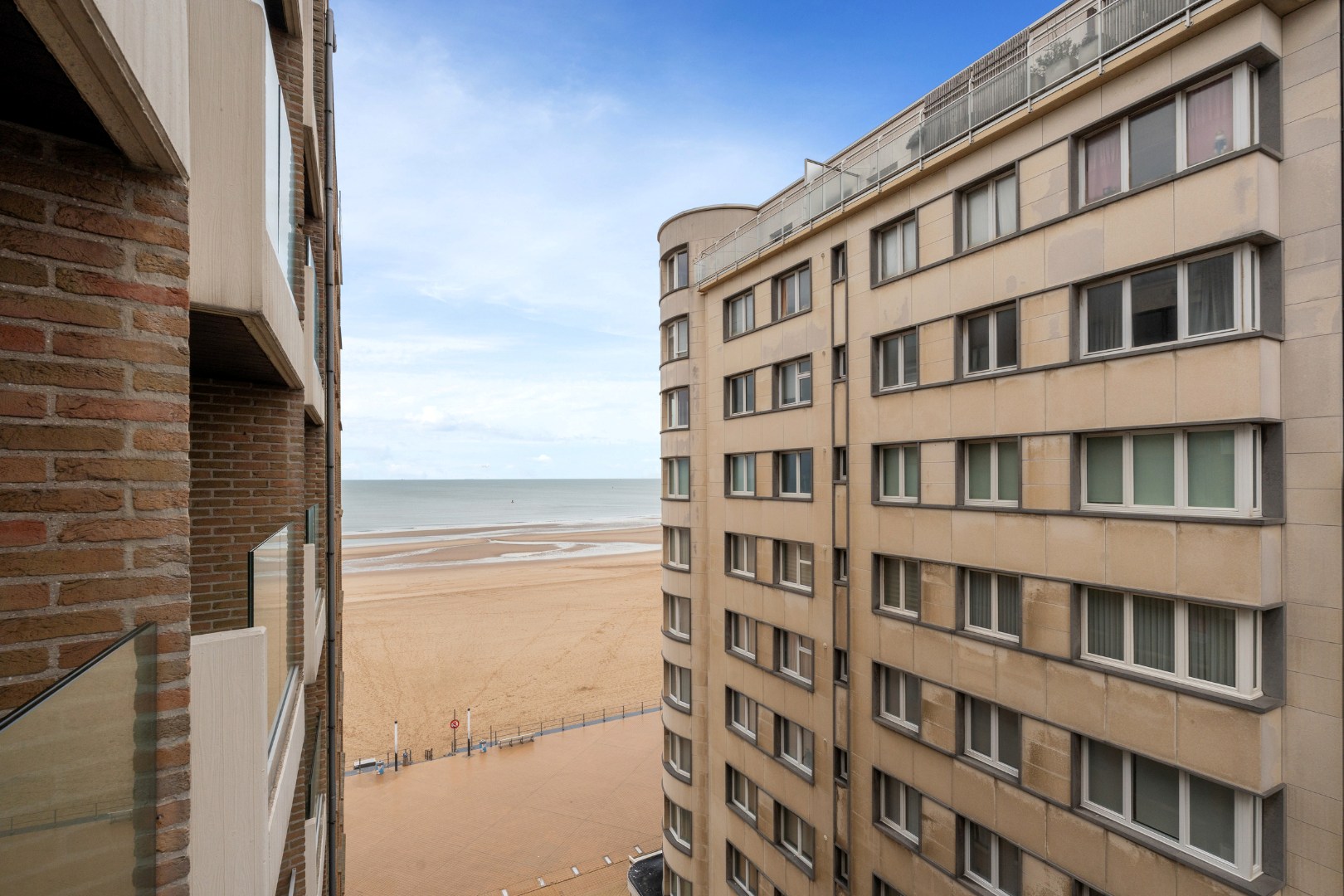 STUDIO MET ZIJDELINGS ZEEZICHT EN TERRASJE OP TOPLIGGING 