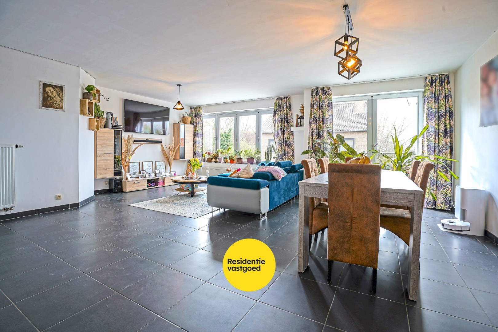 Recent appartement met privatieve tuin (346m²)  en ruim terras (40m²) in het centrum van Woumen! 