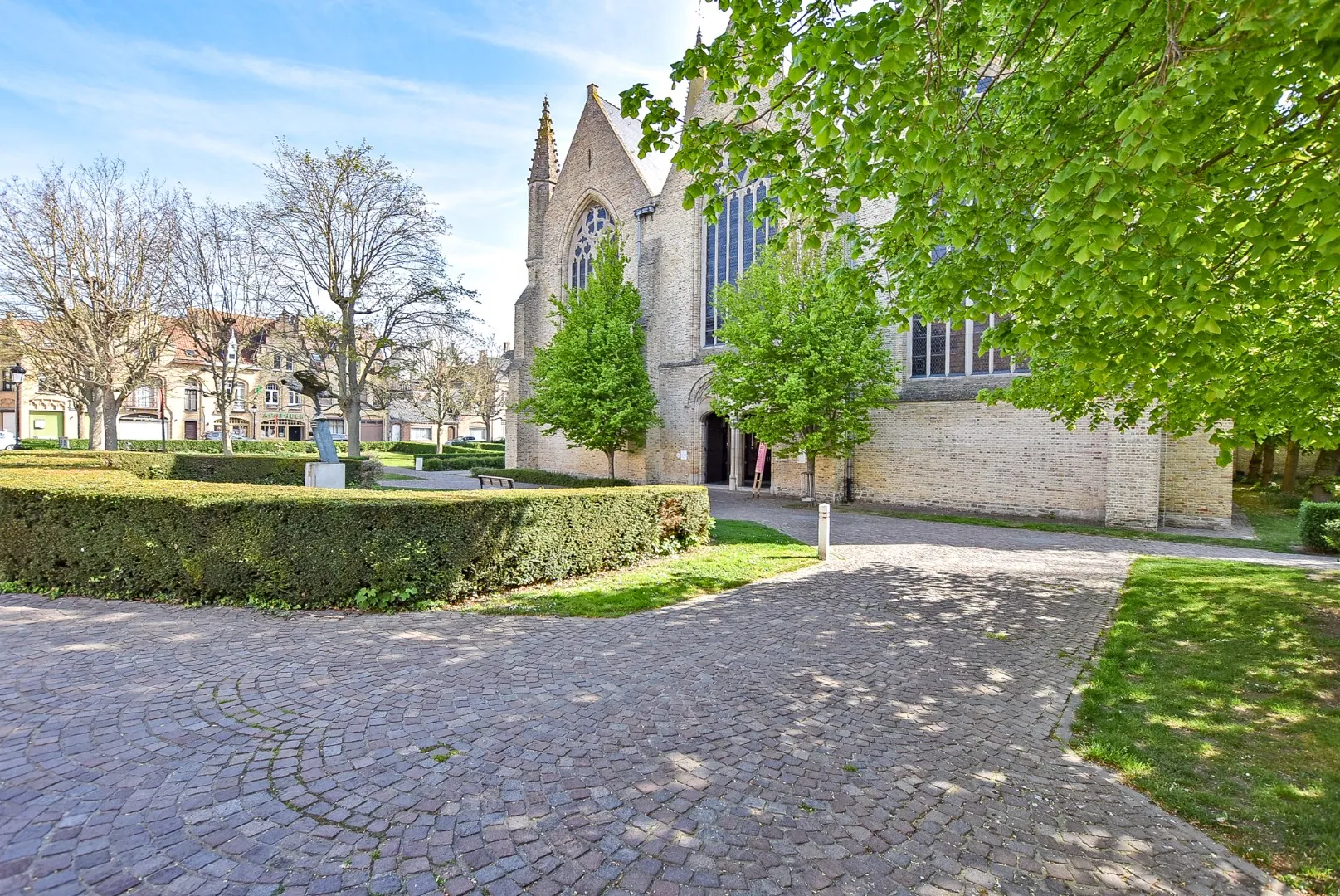 Ruim gelijkvloers appartement (127 m²) met tuin (30 m²) en 2 slaapkamers in hartje Nieuwpoort-stad