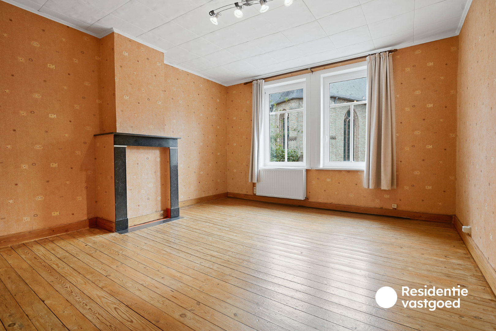 Veelzijdig eigendom met handelsruimte, ruime woning en bouwgrond in centrum Merkem! 