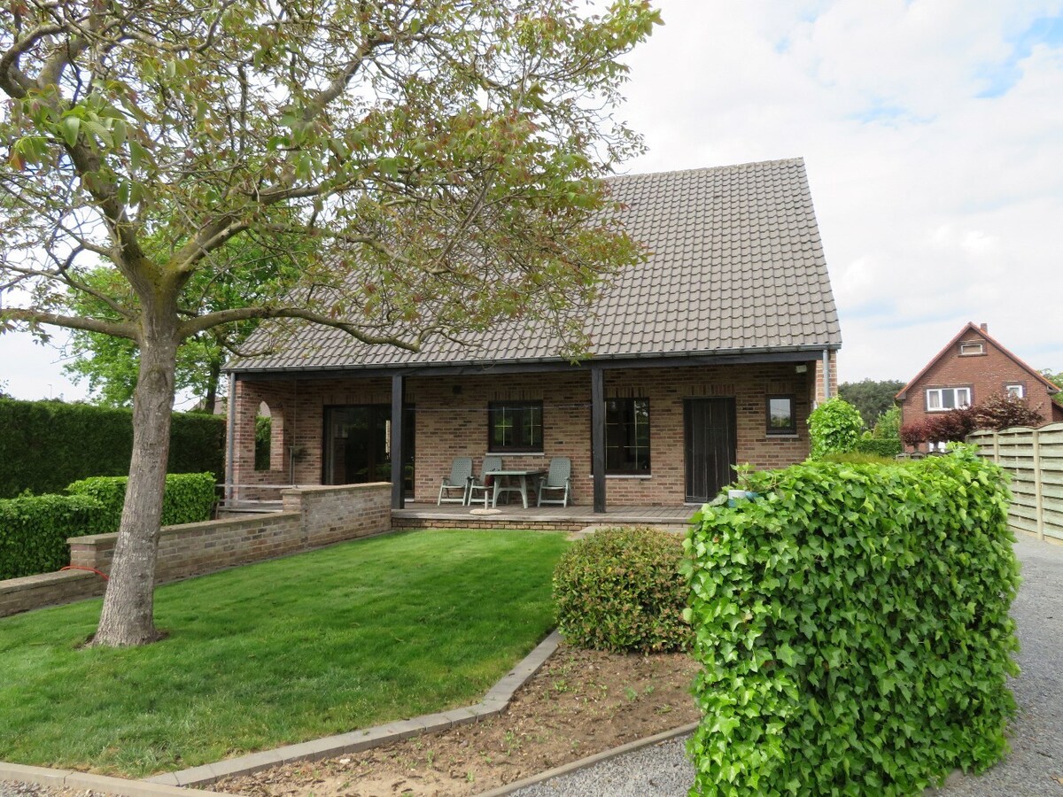 Verzorgde gezinswoning gelegen in een rustige omgeving op een perceel van 10a, met 3 slaapkamers en fraaie tuin. 