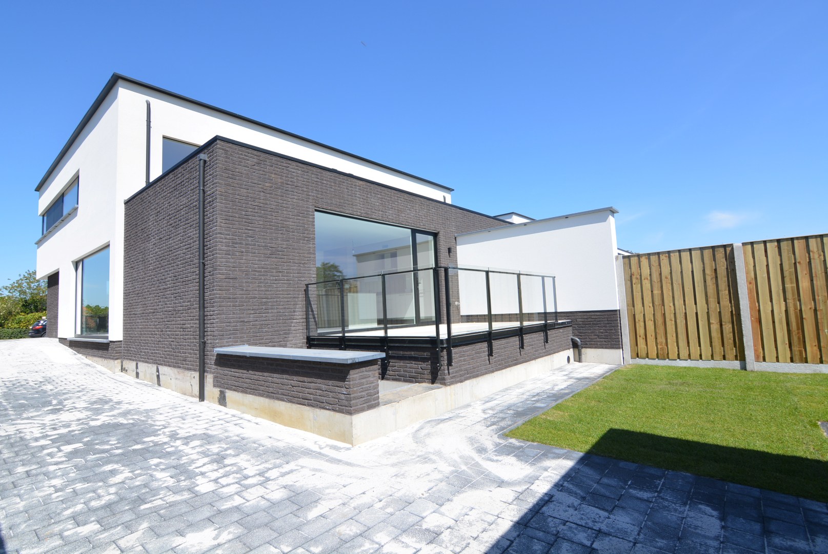 Moderne, energiezuinige, halfvrijstaande woning met carport op 3 a 80 ca. 