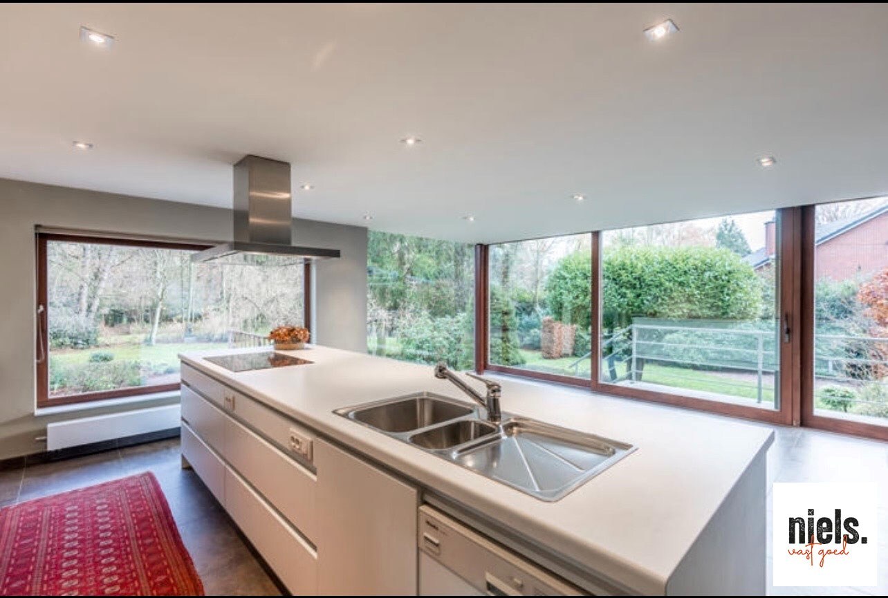 Bemeubelde villa met prachtige tuin 