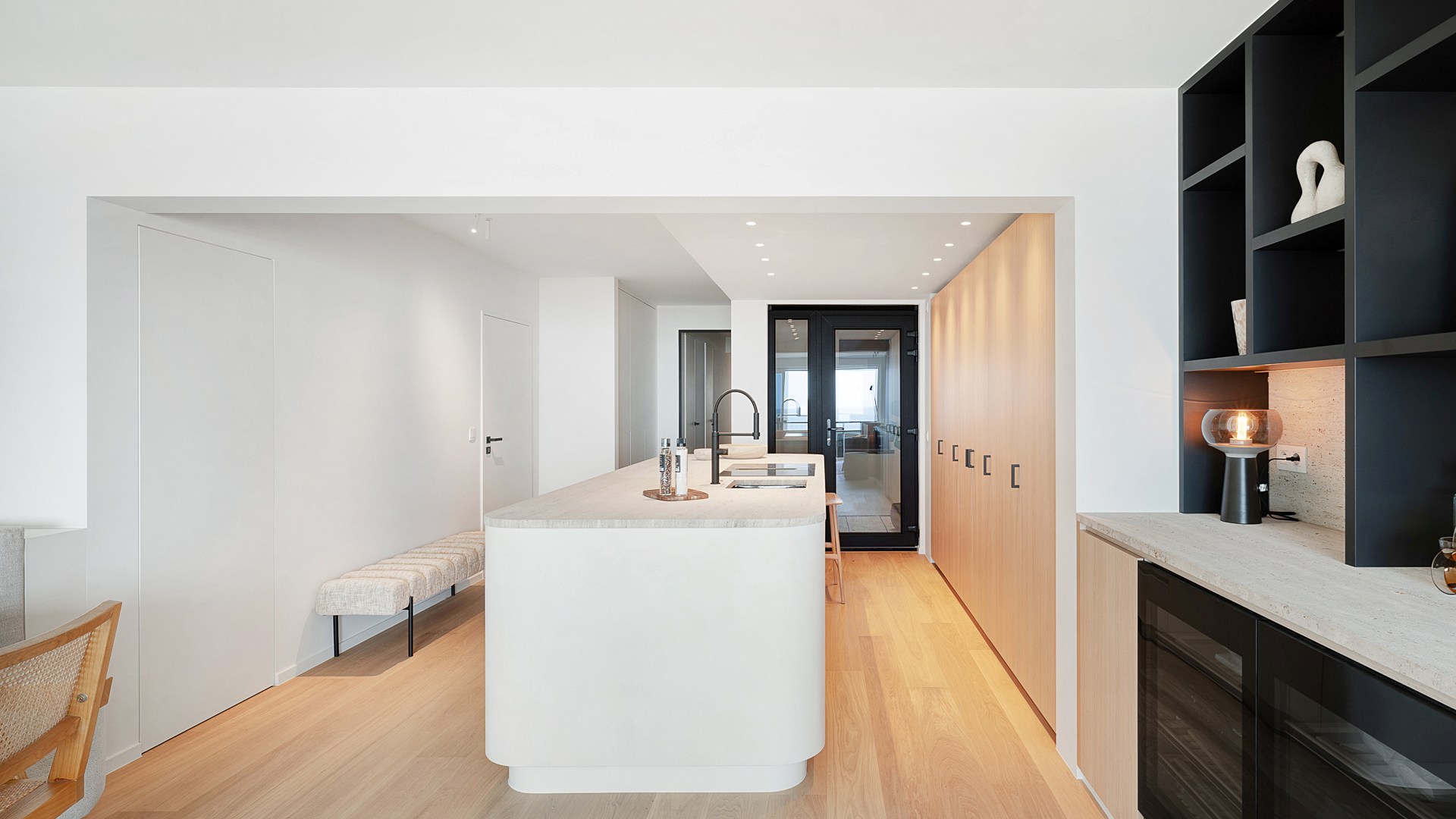 Op een absolute topligging aan de zeedijk in het Zoute bevindt zich dit prachtig gerenoveerde appartement op de eerste verdieping van een standingvolle residentie, met een gevelbreedte van 5,20 meter 