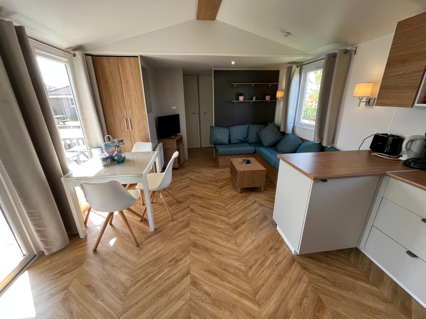 T.A. Makelaardij biedt aan – Chalet Z111-: Op een schitterende locatie in een goed verzorgd recreatiepark aan de kust van Walcheren bieden wij dit leuke chalet aan. 