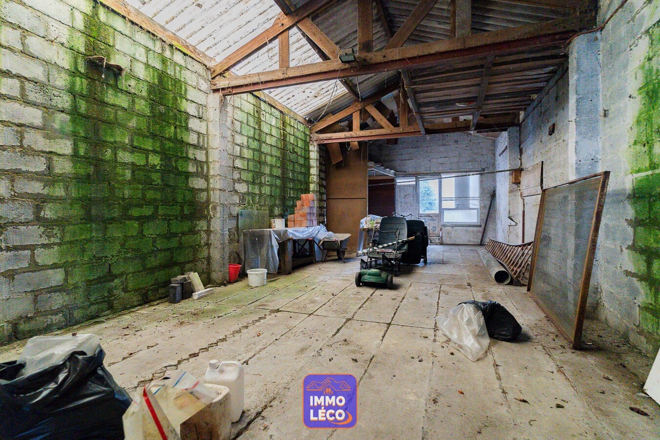 Maison de commerce avec entrepôt et appartement à rénover ! 