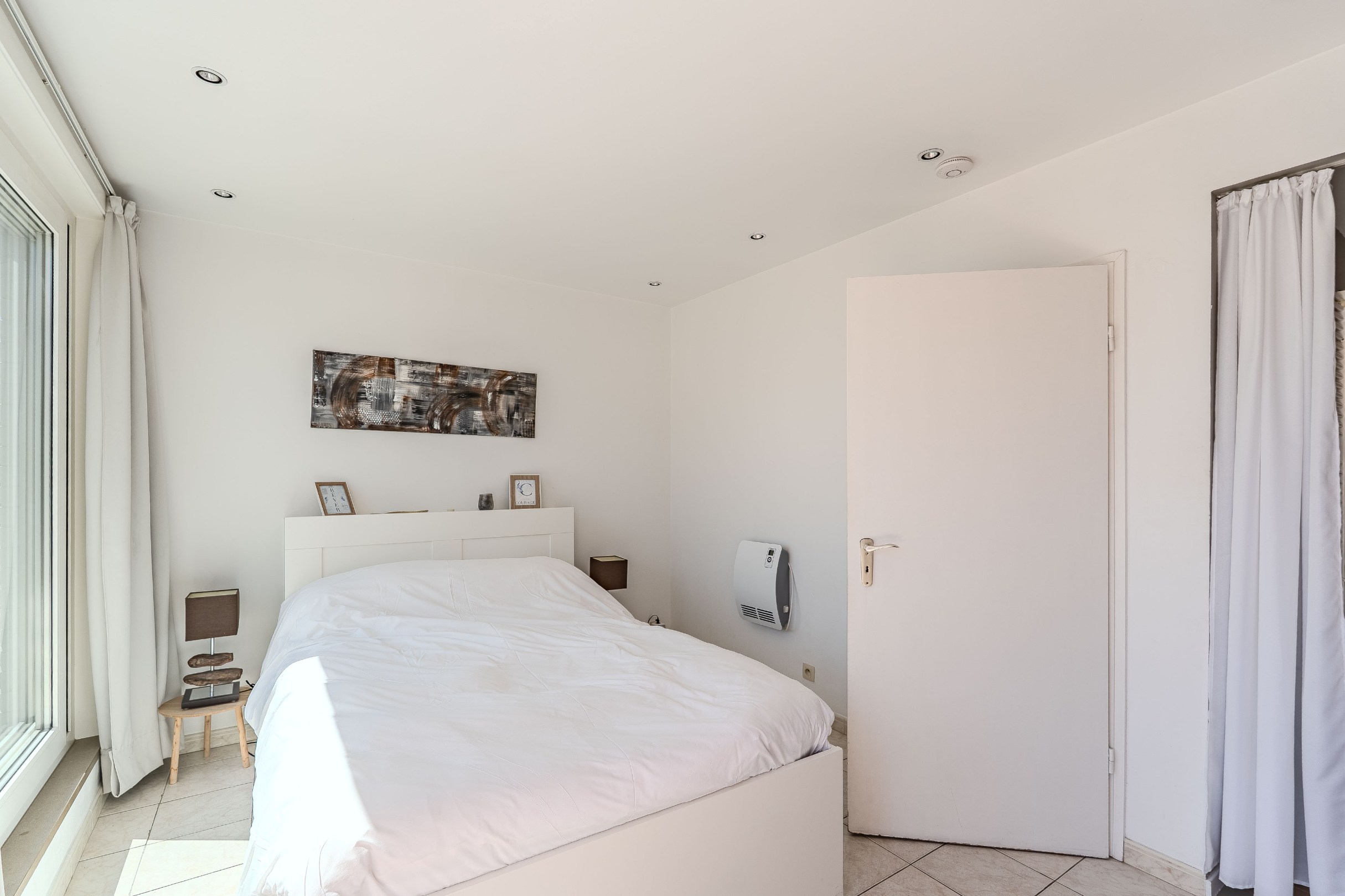 Schitterend penthouse met 2 slaapkamers, ruime terrassen en zijdelings zeezicht. 