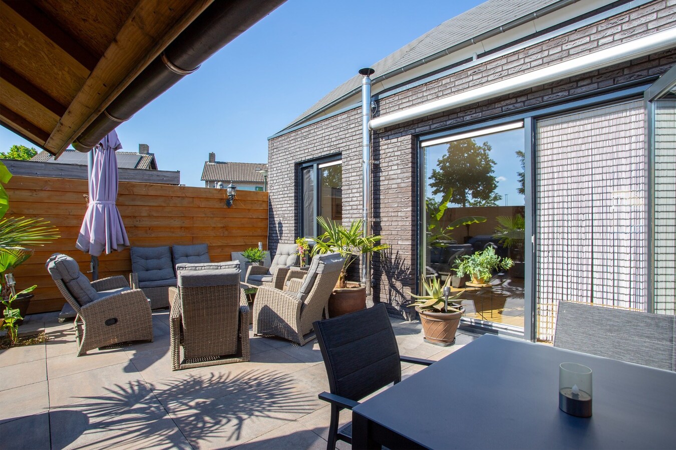 Instapklare en uitgebouwde tussenwoning op rustige locatie. 