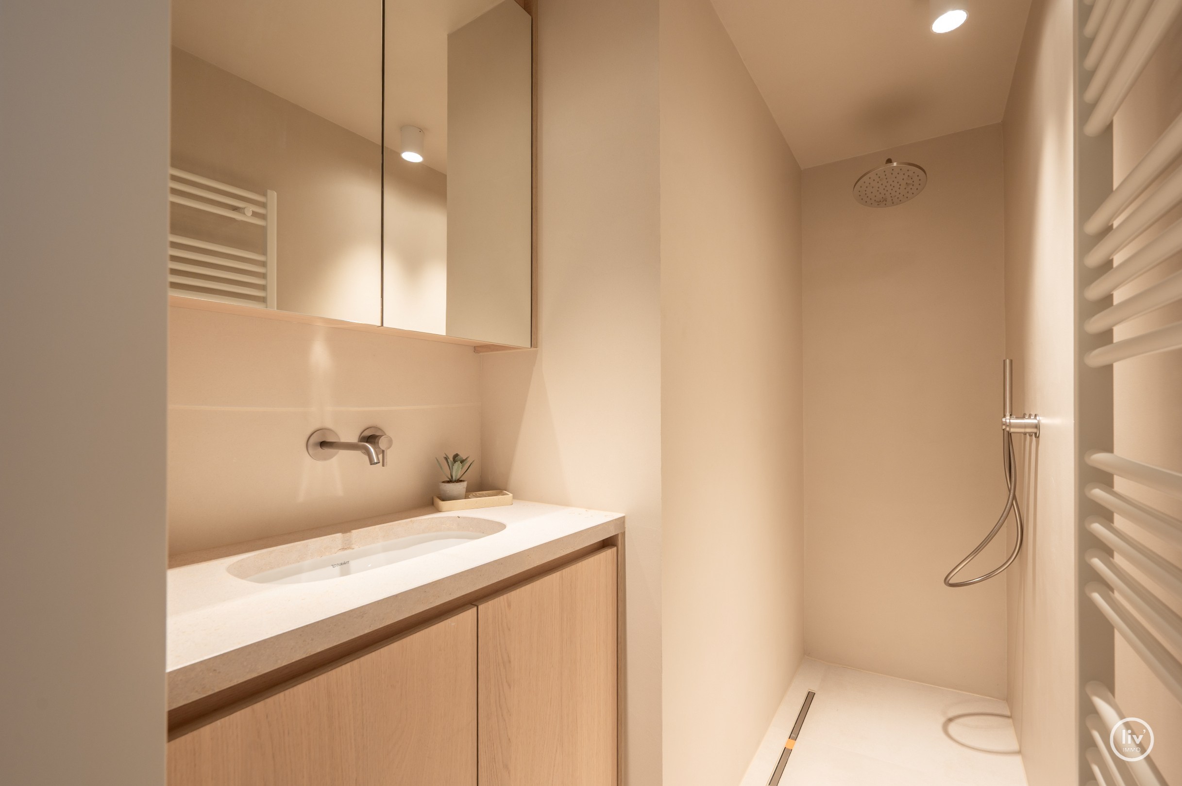 Appartement en duplex de luxe avec mezzanine, idéalement situé dans l'avenue Nellens à Knokke (avec possibilité d'acheter un box garage double intégré) 