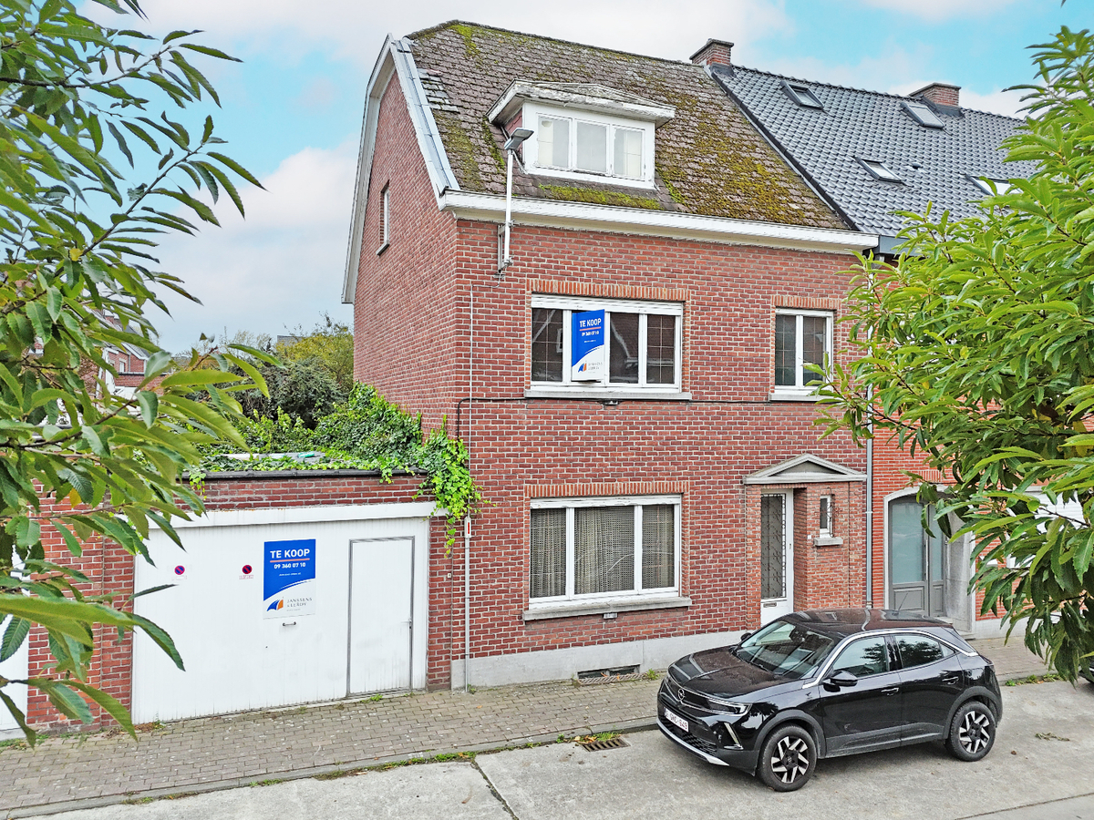 Ruime, te renoveren woning met garage en tuin te Bevegem 