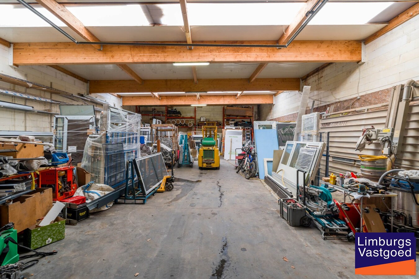 Bedrijfsgebouw met toonzaal, kantoren, magazijn en woonst - groot 700m² 