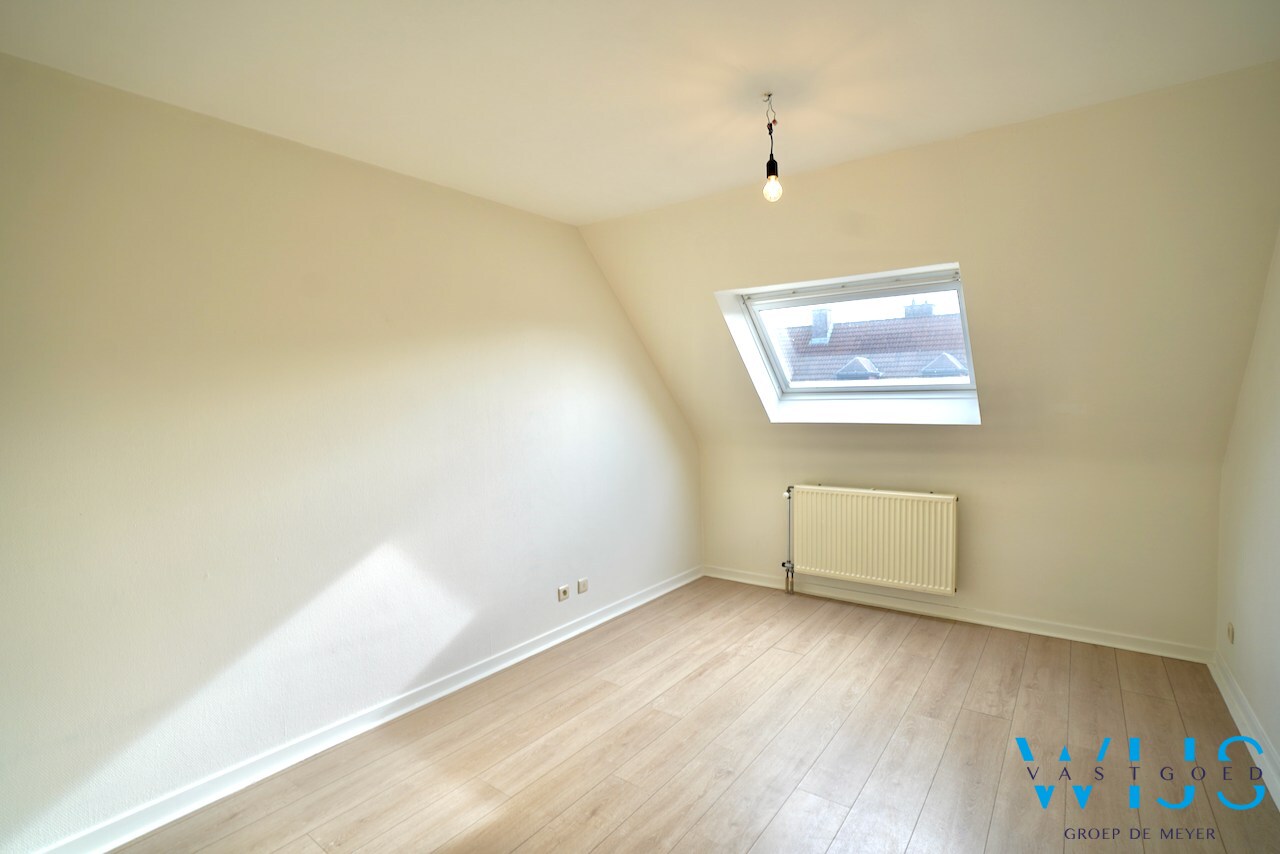 Instapklaar woonhuis in woonwijk te Eeklo! 