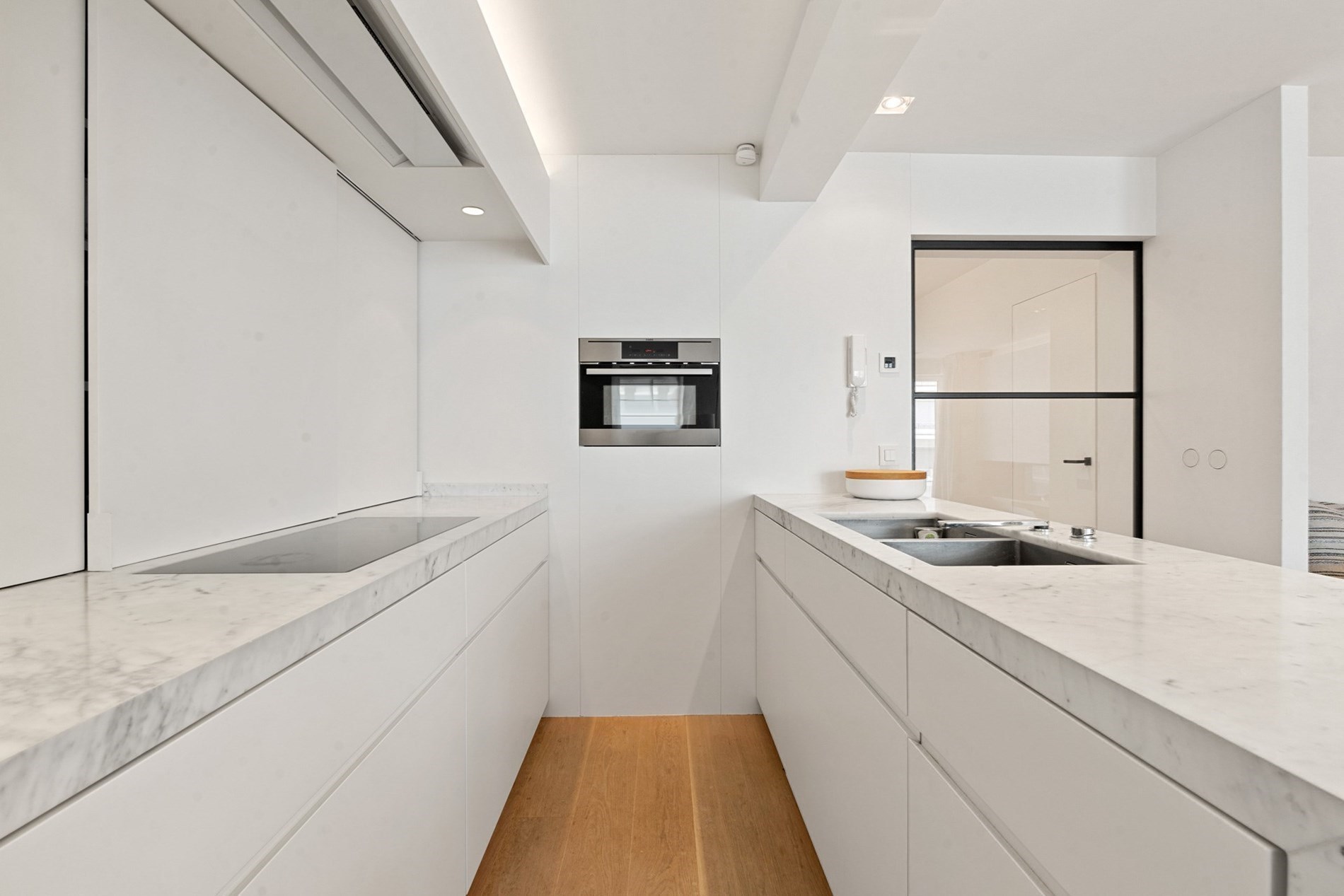 Bel appartement rénové, spacieux avec 2 chambres et une belle largeur de façade, situé au centre de l'avenue Lippens à Knokke. 