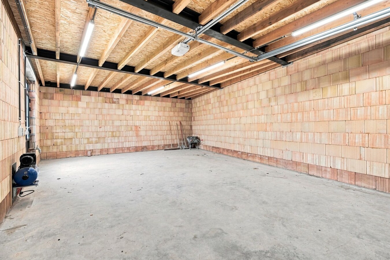 Ruime casco halfopen nieuwbouw met ruime garage in Merkem! 